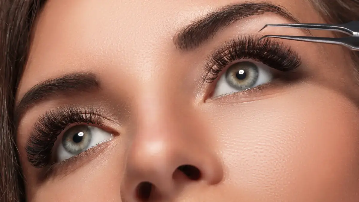 Nahaufnahme eines perfekten Augenaufschlags mit einer professionellen Wimpernverlängerung St. Gallen, kreiert im Premium Beauty Salon St. Gallen by Neta.
