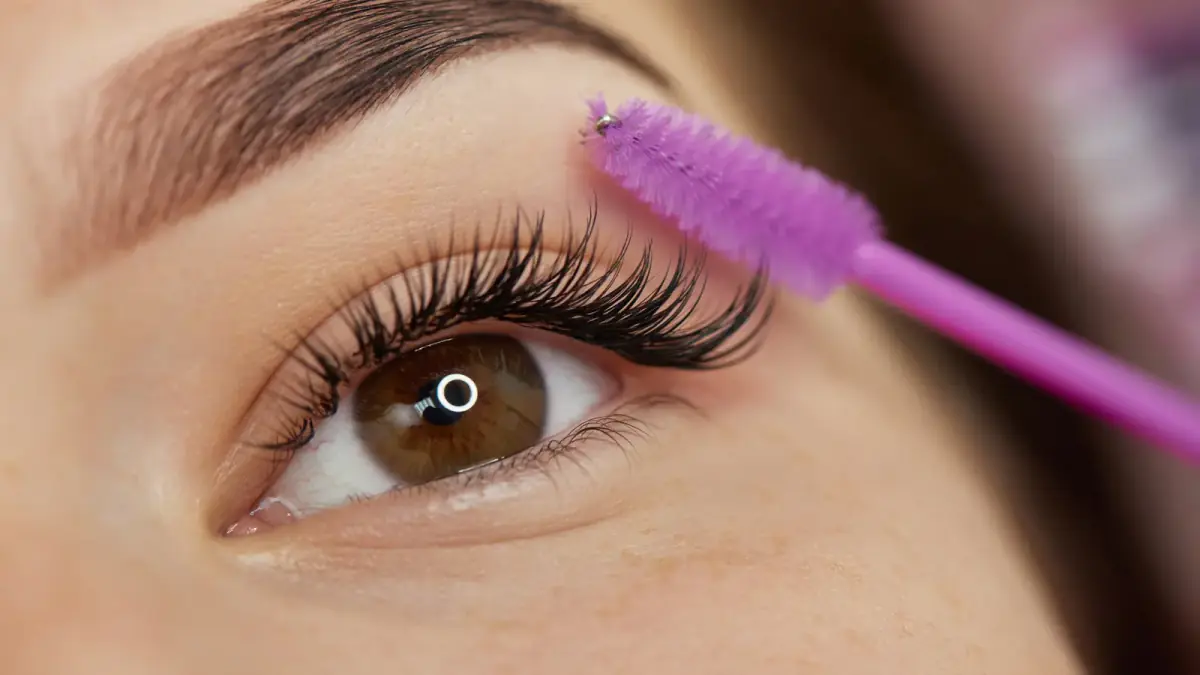 Natürliche Classic Lash Extensions für einen eleganten Mascara-Look, präzise appliziert im exklusiven Wimpernstudio St. Gallen.