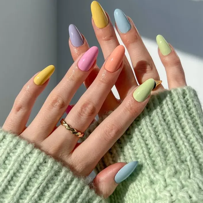 8. 🎨 Color-Blocking: Spiel der Farben auf den Nägeln