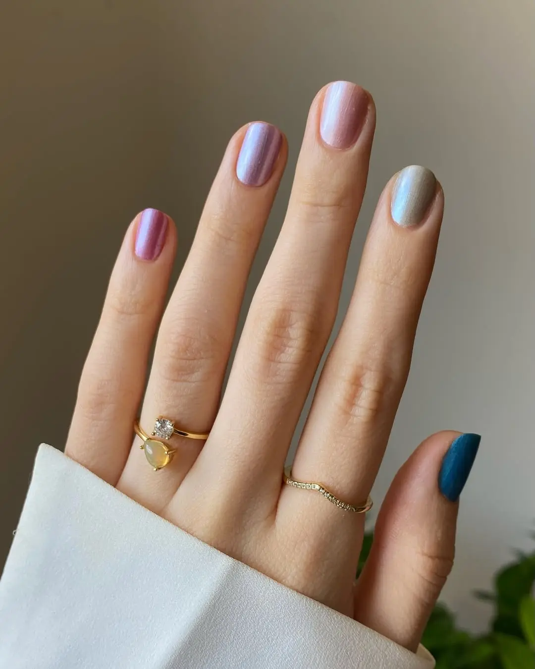 Pastellfarben bleiben, bekommen aber mehr Tiefe. Statt klassischem Baby-Look zeigen sie sich leicht gedeckt, cremig oder mit einem dezenten Glanzfinish.