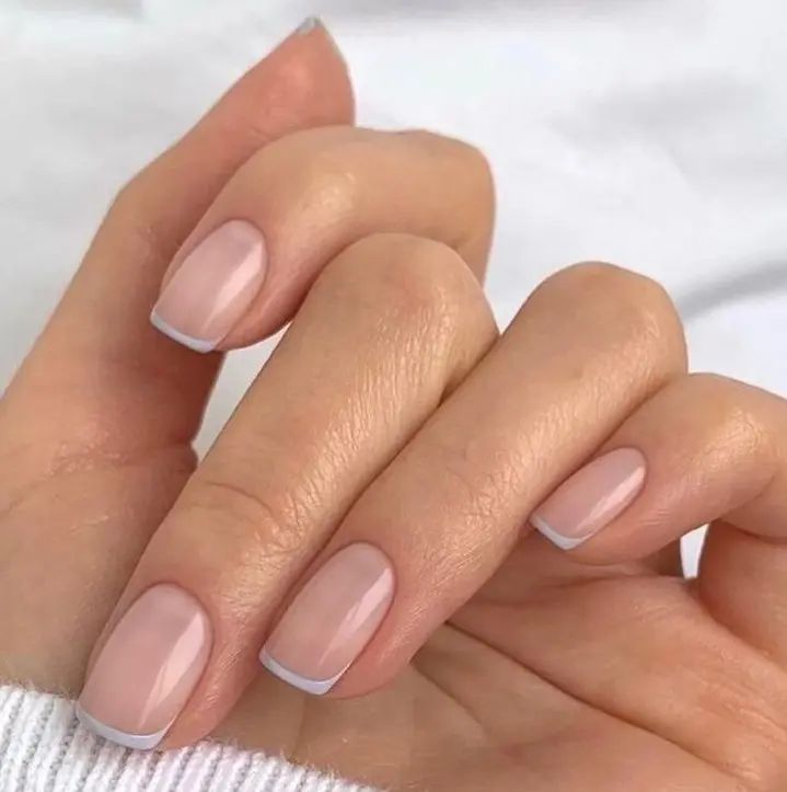 Minimalistische Barely-There French Maniküre, perfekt umgesetzt mit dünner Gel-Modellierung für Kundinnen aus Herisau.