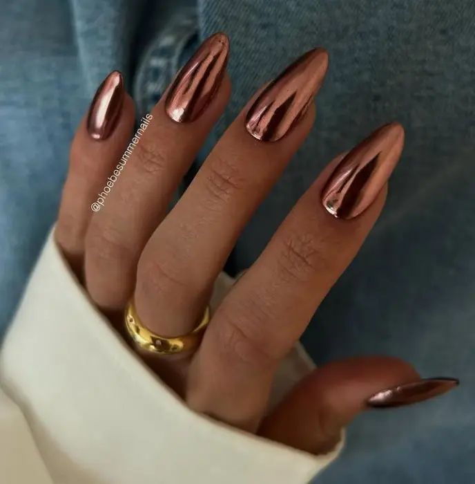 Auffällige Metallic-Nägel in leuchtendem Pink mit Chrome-Finish. Statement-Look für den Frühling 2026 im Beautycenter by Neta.