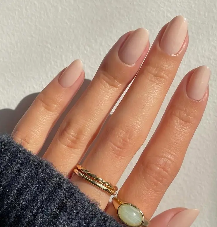 Natürliche Milky Nude Nägel im sauberen Milchglas-Look. Gepflegte Gelnägel im "Quiet Luxury" Stil für den Alltag.