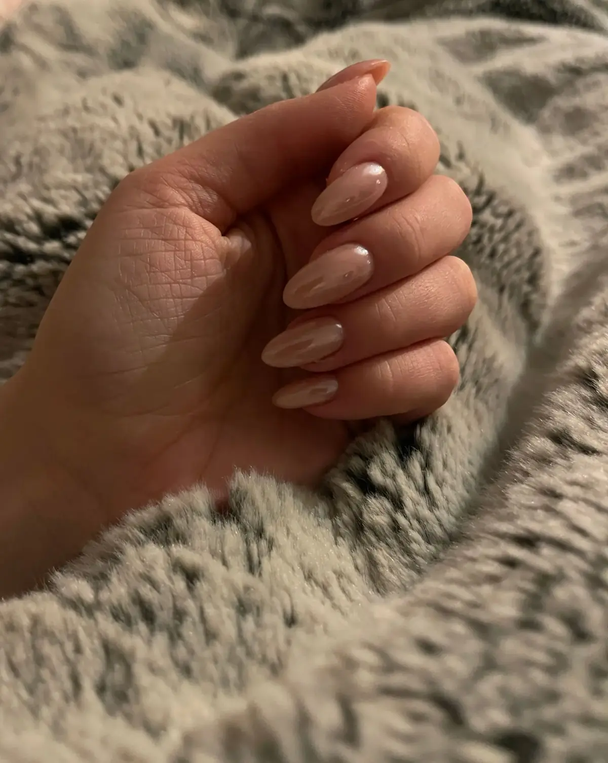 Chrome Nails mit schillerndem Seifenblasen-Effekt. Einzigartige Nageldesign-Trends 2026 im Nagelstudio St. Gallen-Winkeln.