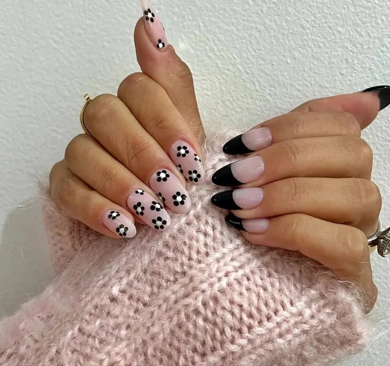 Monochrome schwarz-weisse Nägel mit filigraner Blumen-Nailart. Frühlingshafte Akzente auf perfekt modellierten Gelnägeln.