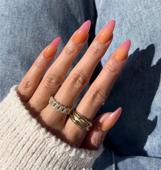 Sunset Nails mit fliessendem Farbverlauf in Orange und Pink. Warme Frühlingsfarben und perfektes Nageldesign für Gossau und Herisau.