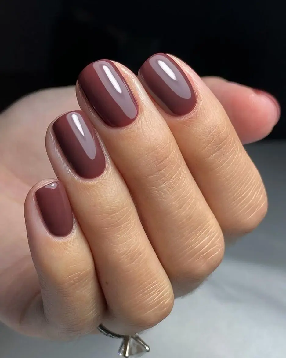Minimalistische French Nägel als moderner Nageltrend, präzise gearbeitet im Beautycenter by Neta.