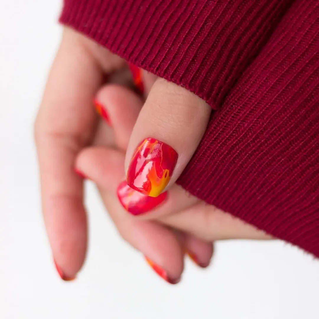 Klassische rote Gelnägel, zeitlose und elegante Premium-Maniküre im Beautycenter St. Gallen.