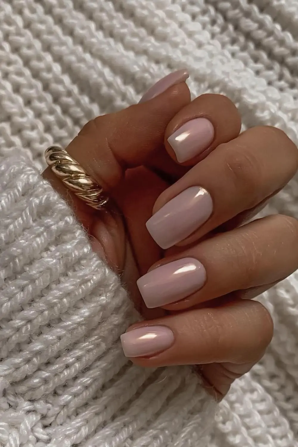 Moderne BIAB Maniküre im Clean Girl Stil im Beautycenter by Neta, deinem Experten-Nagelstudio in St. Gallen.