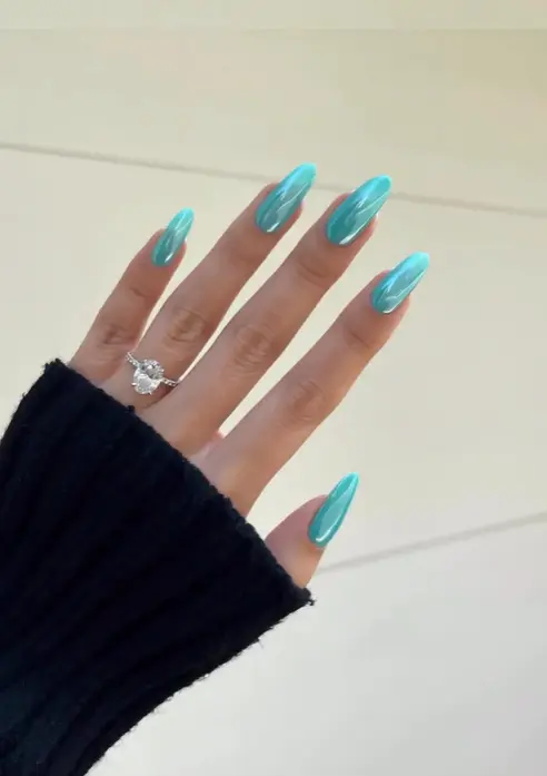 Liquid Chrome Finish auf hellen Gelnägeln, angesagter Glazed Donut Look beim Nagel-Profi in St. Gallen.