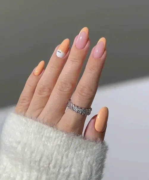 Sommerliche Peach Fuzz Nailart mit feinen Details, Premium Maniküre bei Neta in St. Gallen.