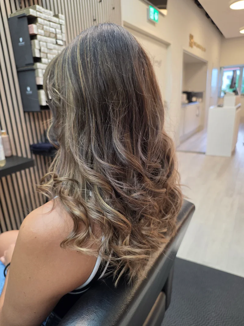 Braunes Haar mit warmen Karamell-Akzenten und weichen Wellen aus unserem Studio